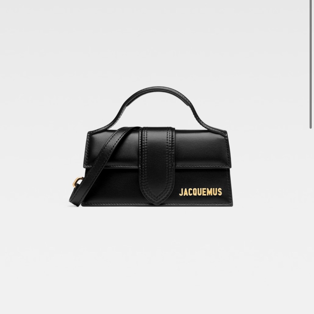 LES CLASSIQUES
Small handbag with adjustable crossbody strap.